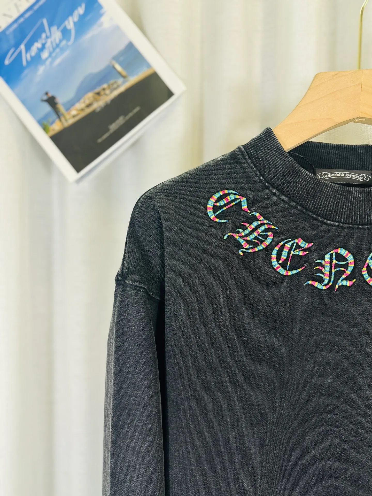 P270 top version, real shot without P, ​​different from market currency) 𝗖𝗵𝗿𝗼𝗺𝗲 𝗛𝗲𝗮𝗿𝘁𝘀/Cro Heart 2025 washed patch embroidery autumn and winter new original single counter American laser burnt 3D three-dimensional color embroidered couple casual sweatshirt 👑The highest version! Customized fabric 430g tripe terry fabric! American acid-washed and distressed original fabric laser burnt ✟appliqué embroidery and exquisite embroidery of letters! The best-selling model in the counter, very comfortable to wear. Accessories: original molded and authenticated collar label➕100% silk wash label. Genuine purchase-grade original hangtag➕matching hanging rope➕3D hanging beads➕original packaging bag. Craftsmanship: The original version has consistent wiring! The highest version of the armhole matching technique! Color: Gray Black Size: S M L XL Style No.: 9306